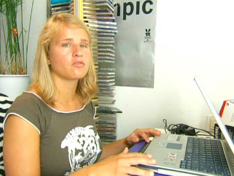 Die blinde Verena Bentele an ihrem Computer (Foto: SWR)
