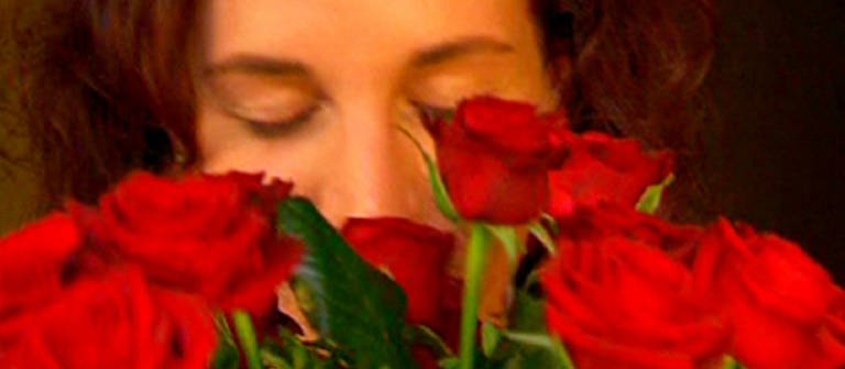 Frau die an Rosen riecht (Foto: SWR – Screenshot aus der Sendung)