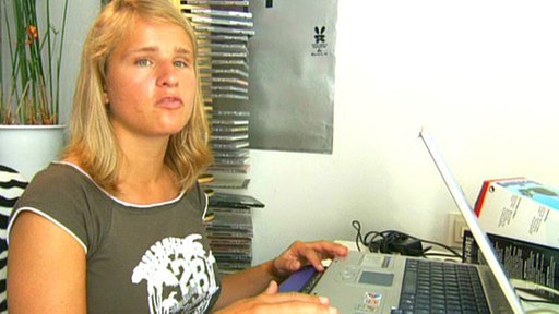 Verena Bentele am Computer.