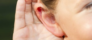 Kind hält sich die Hand hinter die Ohrmuschel: Hör gut zu beim Geräuschequiz von planet schule!