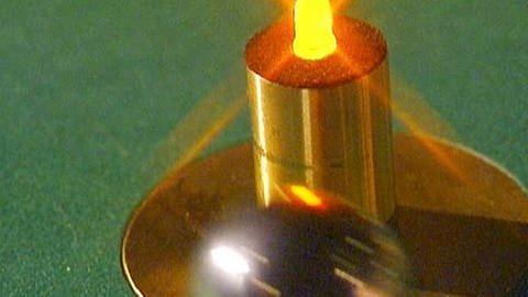Eine LED auf einer Metallkonstruktion neben einer Metallkugel. (Foto: SWR)