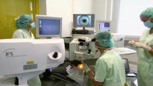 Augenoperation mittels Laser. (Foto: SWR – Screenshot aus der Sendung)