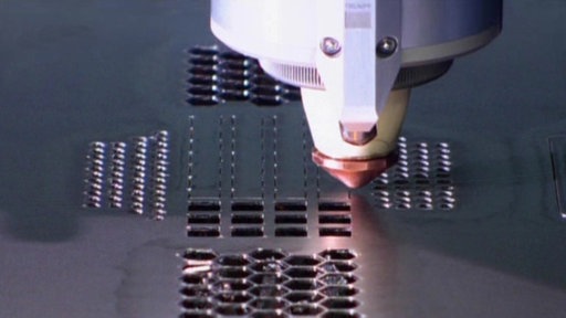 Laser schneidet Metall.