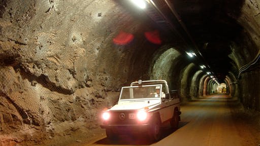 Auto fährt durch einen Tunnel mit Felswänden. (Foto: Bundesamt für Strahlenschutz)