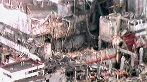 Luftaufnahme des zerstörten Reaktorgebäudes. (Foto: SWR – Screenshot aus der  Sendung)