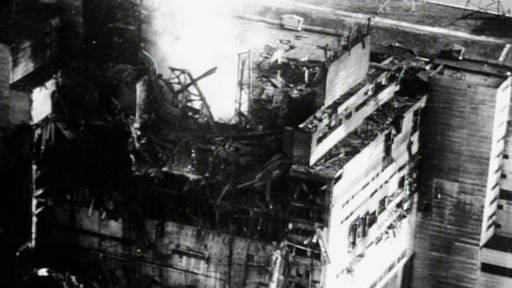 Schwarzweiß-Luftaufnahme des brennenden Reaktors. (Foto: SWR –Screenshot aus der Sendung)