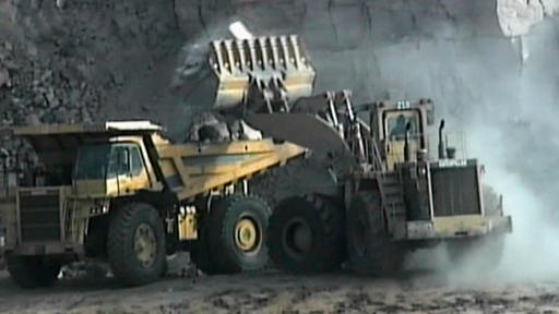 Bagger verlädt Gestein auf einen Lkw. (Foto: SWR – Screenshot aus der Sendung total phänomenal – Kernkraft)
