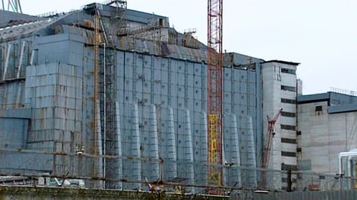 Außenansicht des ummantelten Reaktorgebäudes. (Foto: SWR - Screenshot aus der Sendung)