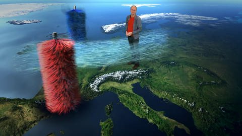 Sven Plöger steht auf einer Europakarte. Rotierende Bürsten stehen für Hoch und Tief.