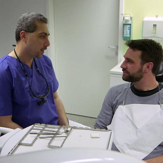 Steffen König spricht mit Zahnarzt (Foto: SWR – Screenshot aus der Sendung)