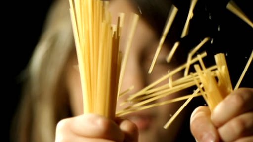 Eine Frau zerbricht ein Bündel Spaghetti. (Foto: SWR – Screenshot aus der Sendung)