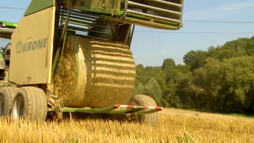Landmaschine formt einen Strohballen