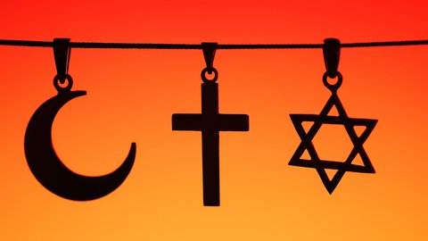 Kreuz, Davidstern und Halbmond nebeneinander