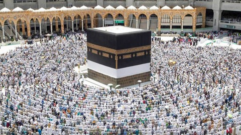 Muslime beim Freitagsgebet in der Mosche während der Pilgerfahrt Hadsch in Mekka.