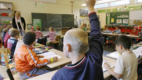 Schüler einer Grundschule beim Unterricht in ihrem Klassenraum