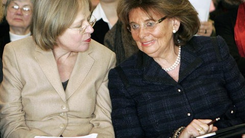 Zwei Frauen sitzen in der ersten Reihe einer Vortragsveranstaltung: die Präsidentin des Zentralrats der Juden in Deutschland, Charlotte Knobloch (r.), und die Leiterin der Gedenkstätte des faschistischen Konzentrationslagers Ravensbrück, Insa Escheba