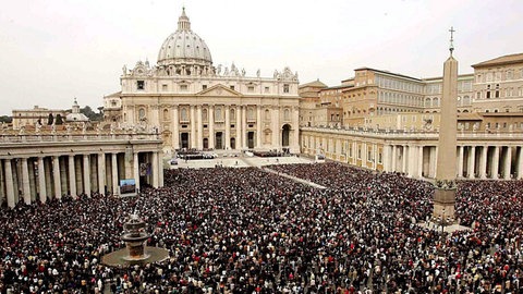 Blick auf den Petersdom mit dem überfüllten Petersplatz