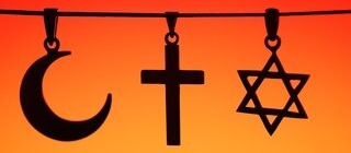 Kreuz, Davidstern und Halbmond nebeneinander