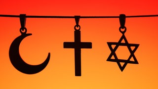 Kreuz, Davidstern und Halbmond nebeneinander