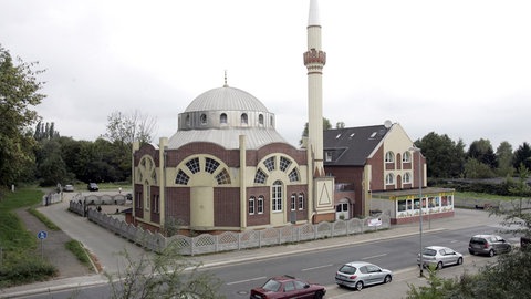 Blick auf eine Moschee mit Minarett