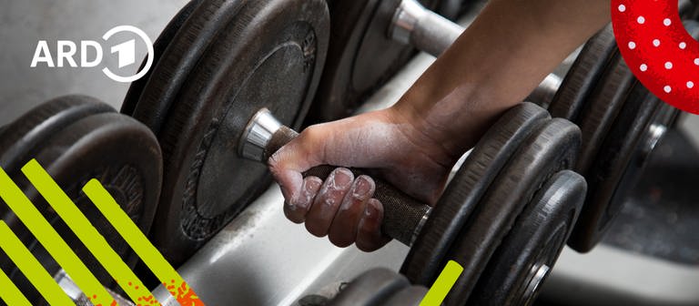 Eine Hand greift zu einer Hantel im Fitnessstudio. (Foto: Bild: picture alliance / dpa Themendienst | Christin Klose)