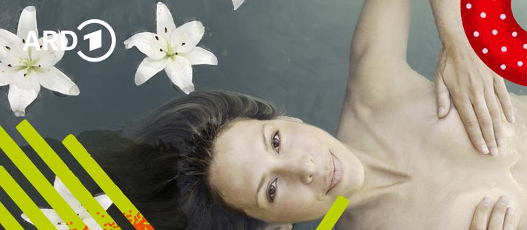 Eine Frau liegt ohne Kleidung entspannt im Wasser. (Foto: picture-alliance / Creasource | Creasource / Bildmontage BR)