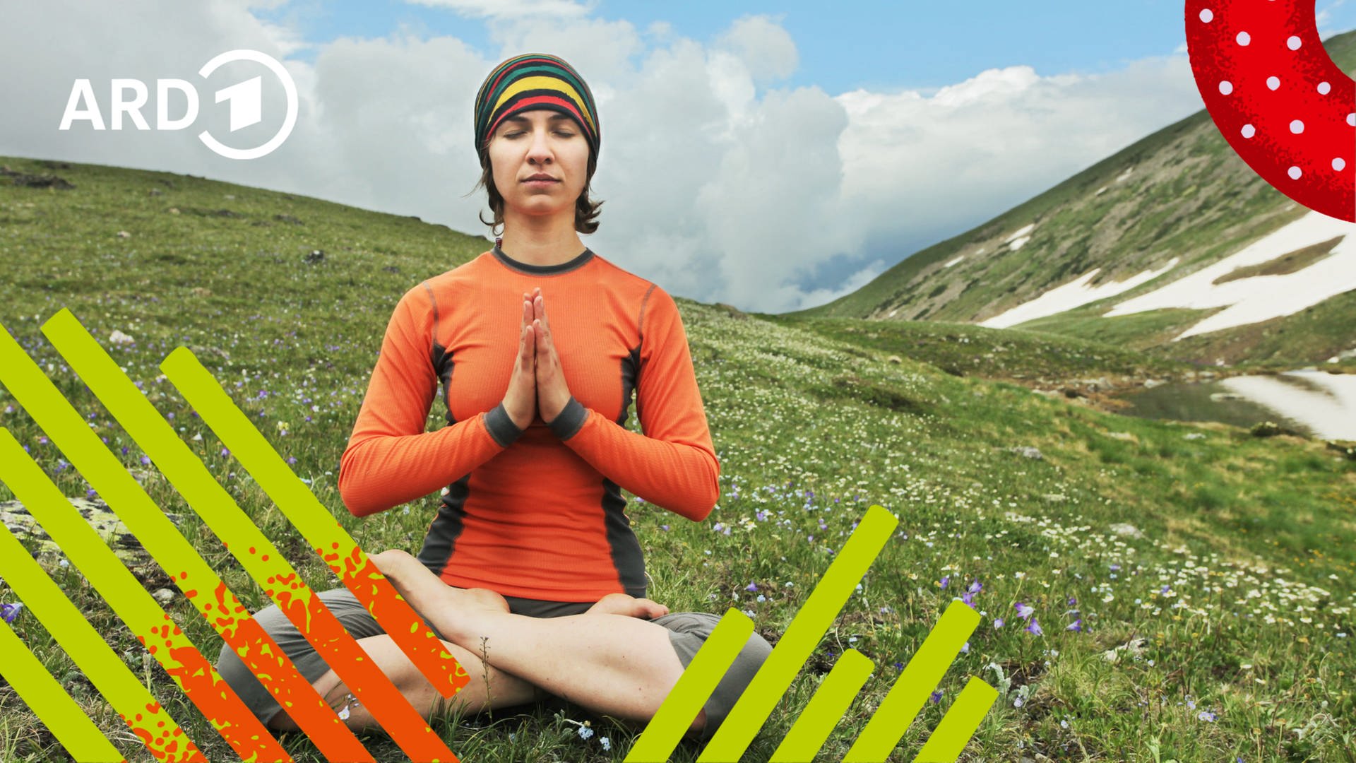 Eine Frau sitzt im Schneidersitz mit geschlossenen Augen und gefalteten Händen vor der Brust auf einem Berg und meditiert. (Foto: colourbox.com)