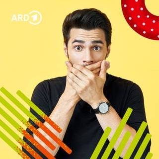 Ein Mann hält sich mit weit aufgerissenen Augen die Hand vor den Mund.