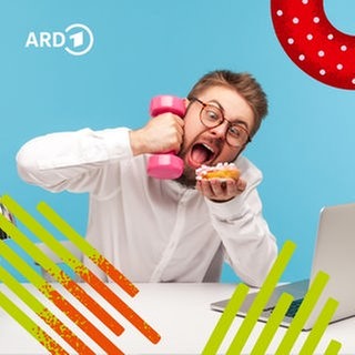 Ein Mann sitzt vor seinem Laptop verschlingt einen Donut und hält eine Hantel in der Hand.