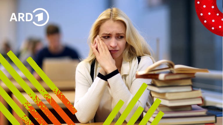 Eine junge Frau sitzt an einem Schreibtisch und sieht lustlos auf einen Stapel Bücher.