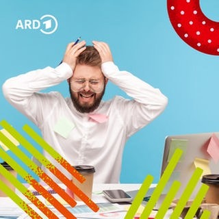 Ein Mann am Schreibtisch schlägt verzweifelt die Hände über dem Kopf zusammen.