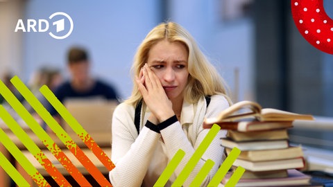Eine junge Frau sitzt mit ängstlichem Blick am Schreibtisch mit Büchern neben sich.