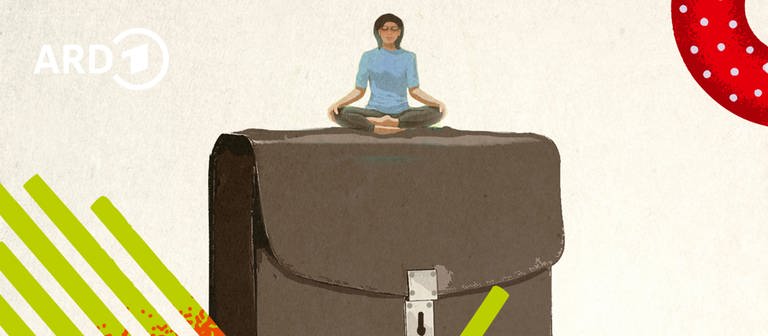Eine Person sitzt im Yogasitz ganz entspannt auf ihrer übergroßen Aktentasche