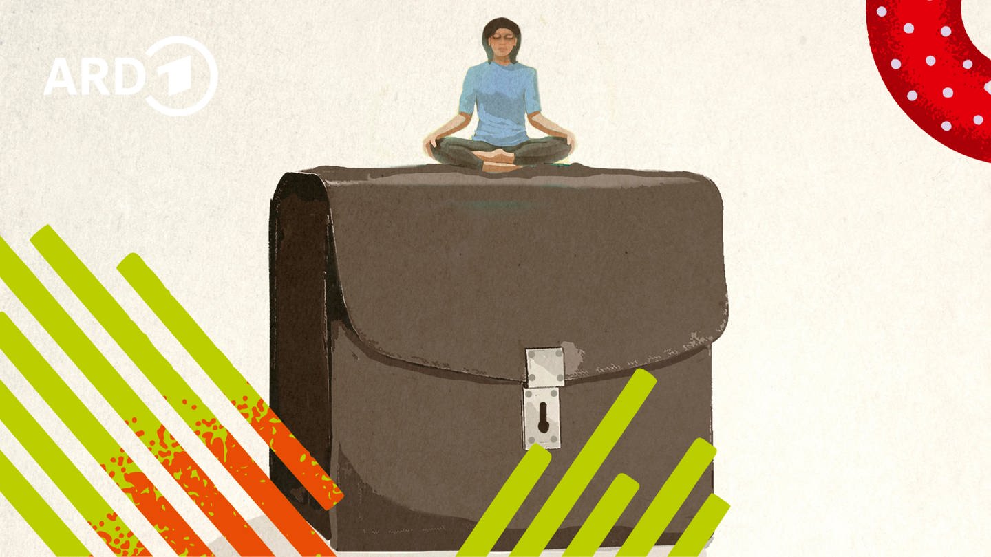 Eine Person sitzt im Yogasitz ganz entspannt auf ihrer übergroßen Aktentasche (Foto: picture alliance / Westend61 | Gary Waters / Bildmontage:BR)