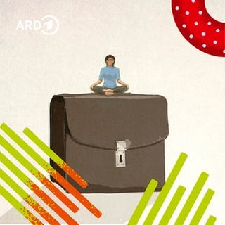 Eine Person sitzt im Yogasitz ganz entspannt auf ihrer übergroßen Aktentasche