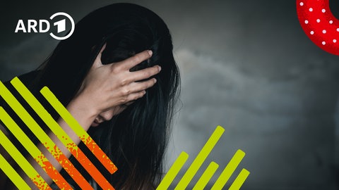 Ein Mensch sitzt am Tisch im Dunklen und verkrampft die Hände vor Angst