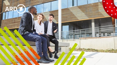 Eine Gruppe Menschen sitzt im Innenhof eines Bürogebäudes und unterhält sich.