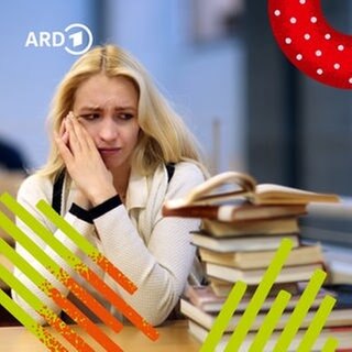 Eine junge Frau sitzt an einem Schreibtisch und sieht lustlos auf einen Stapel Bücher.