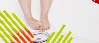 Eine Person mit festen Beinen steht auf einer Waage. Man sieht nur die Beine.