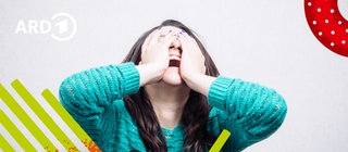 Eine Frau hält sich die Hände vor das Gesicht