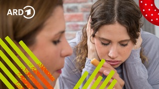 Zwei Menschen sitzen nebeneinender, einer isst, der andere kann das Geräusch nicht ertragen.