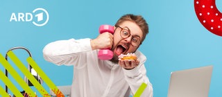 Ein Mann sitzt vor seinem Laptop verschlingt einen Donut und hält eine Hantel in der Hand.
