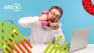 Ein Mann sitzt vor seinem Laptop verschlingt einen Donut und hält eine Hantel in der Hand.