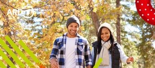 Frau und Mann im Wald