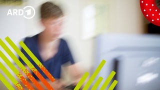 Ein junger Mensch sitzt auf einem Stuhl. Das Bild ist unscharf und verschwommen.