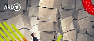 Ein Mann bemüht sich einen großen Stapel an Paketen zu halten.