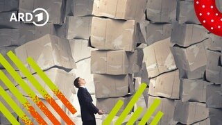 Ein Mann bemüht sich einen großen Stapel an Paketen zu halten.