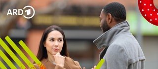 Ein Pärchen steht sich gegenüber. Sie kommunizieren ohne Worte, nur mit Blicken