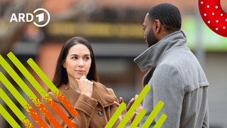 Ein Pärchen steht sich gegenüber. Sie kommunizieren ohne Worte, nur mit Blicken