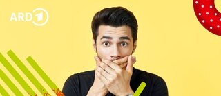 Ein Mann hält sich mit weit aufgerissenen Augen die Hand vor den Mund.